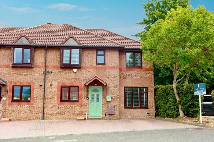 4 Bedroom Semi-Detached House For Sale In Hayes Road, Greenhithe, DA9