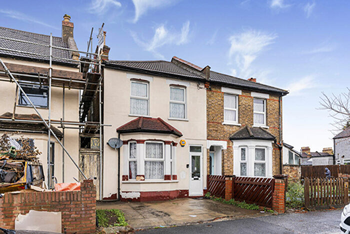 3 Bedroom Semi-Detached House For Sale In Livingstone Road, Thornton Heath, CR7