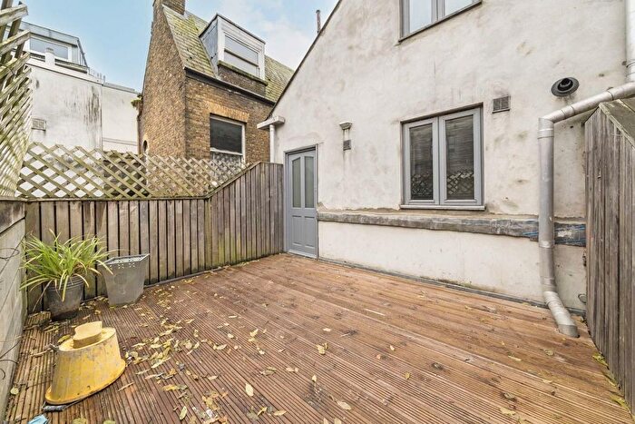 2 Bedroom Flat To Rent In Richmond Road, Kingston, KT2