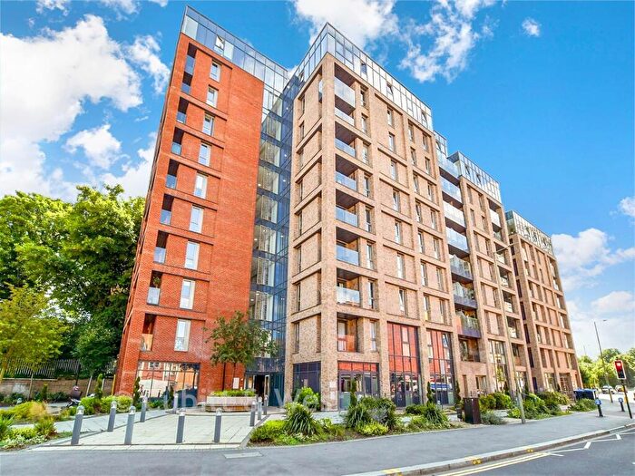 2 Bedroom Apartment For Sale In Marketfield Way, Redhill, Surrey, RH1