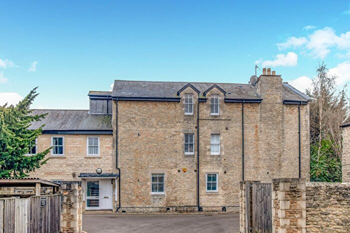 2 Bedroom Flat To Rent In Garth Court, Bicester, OX26