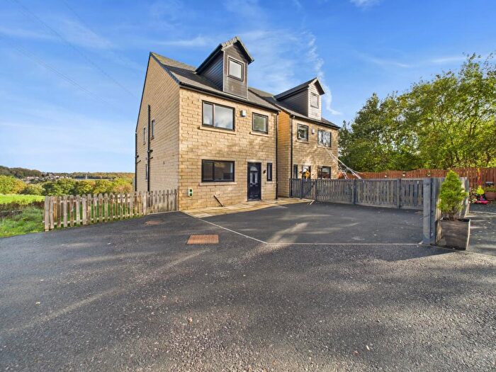 4 Bedroom Detached House For Sale In Horley Green Road, Claremount, Halifax, HX3