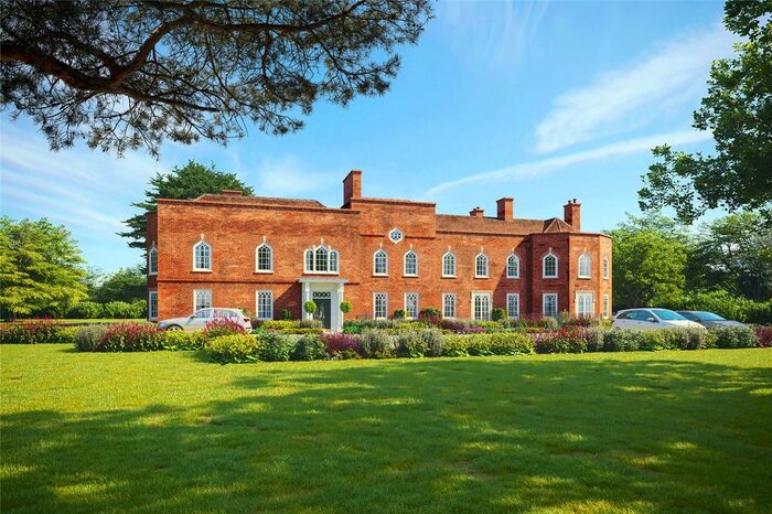 2 Bedroom Flat For Sale In Hall Garden, Binfield, Bracknell, RG42