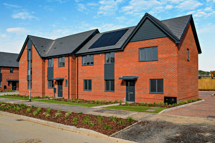 3 Bedroom Semi-Detached House To Rent In Hailwood Avenue, RG45