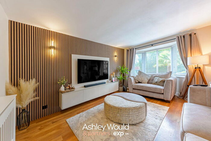 3 Bedroom Detached House For Sale In Belvoir Close, Dudley, DY1