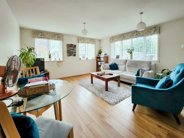 2 Bedroom Flat To Rent In Schoolgate Drive, Morden, SM4