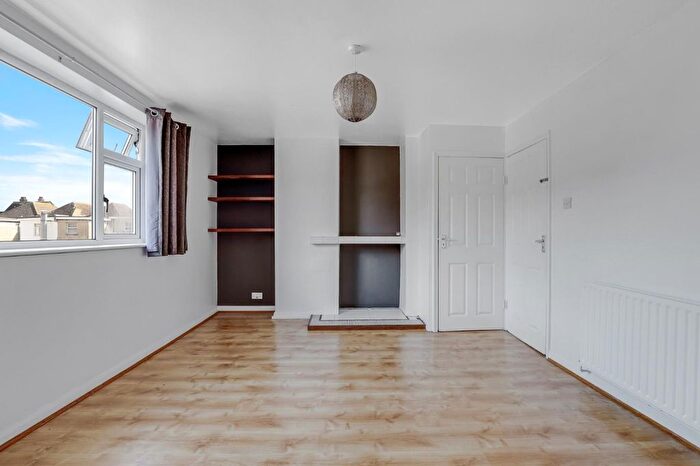 3 Bedroom Flat For Sale In Evelina Court, Evelina Road, London, SE20