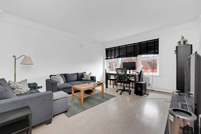 2 Bedroom Flat To Rent In Northside Wandsworth Common, Battersea, SW18