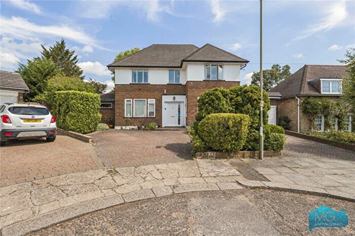 4 Bedroom Detached House For Sale In Poynings Way, Woodside Park, London, N12