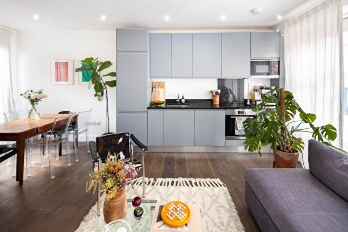 2 Bedroom Flat To Rent In Viaduct Place, Bethnal Green, London, E2
