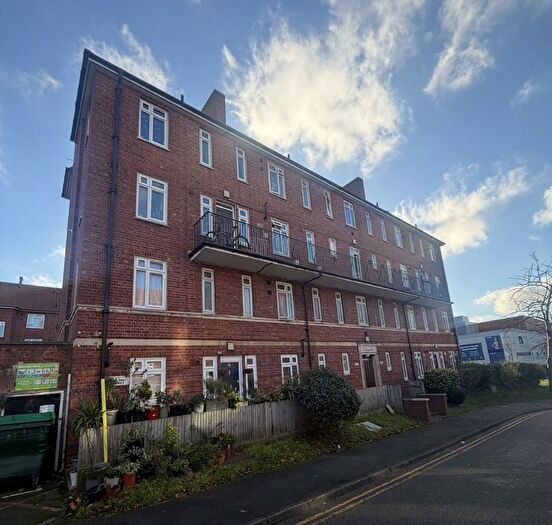 4 Bedroom Flat To Rent In Albert Carr Gardens, Streatham, SW16