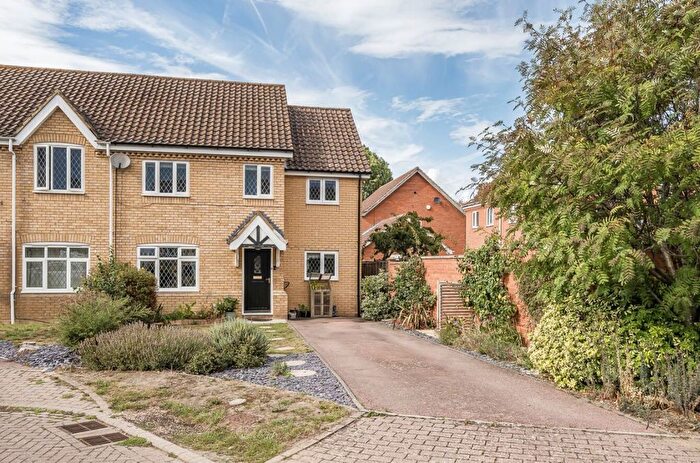 4 Bedroom Semi-Detached House For Sale In Pinsent Avenue, Bromham, Bedford, MK43