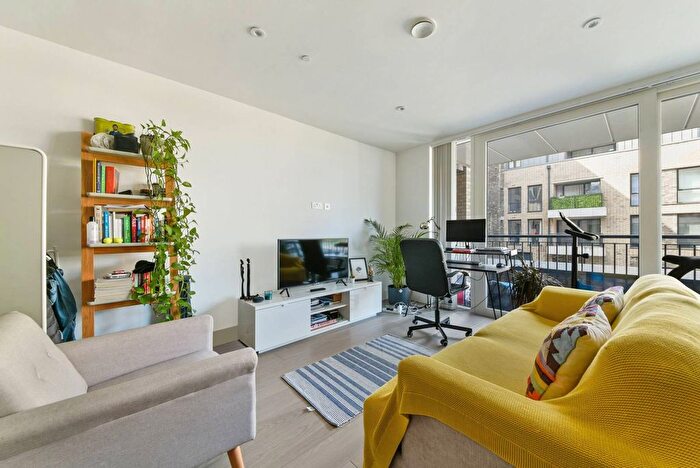 2 Bedroom Flat To Rent In Claremont House, Canada Water, London, SE16