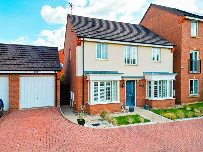 4 Bedroom Detached House For Sale In Thruxton Place, Rugby, CV21