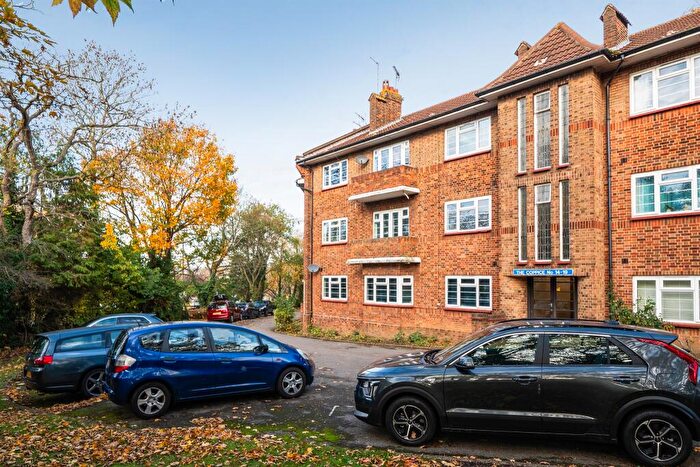 3 Bedroom Flat For Sale In The Coppice, Barnet, EN5
