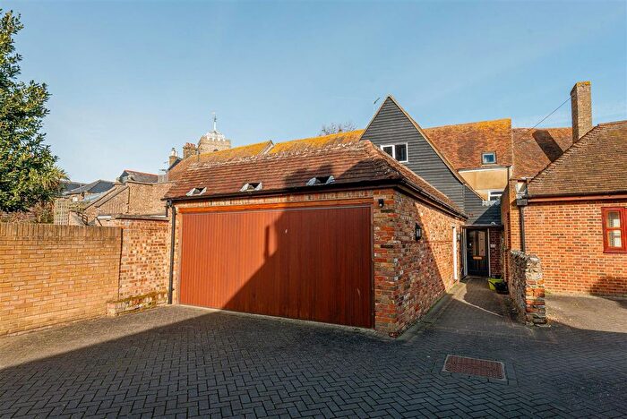 3 Bedroom Flat To Rent In A King Street, Sandwich, Kent, CT13