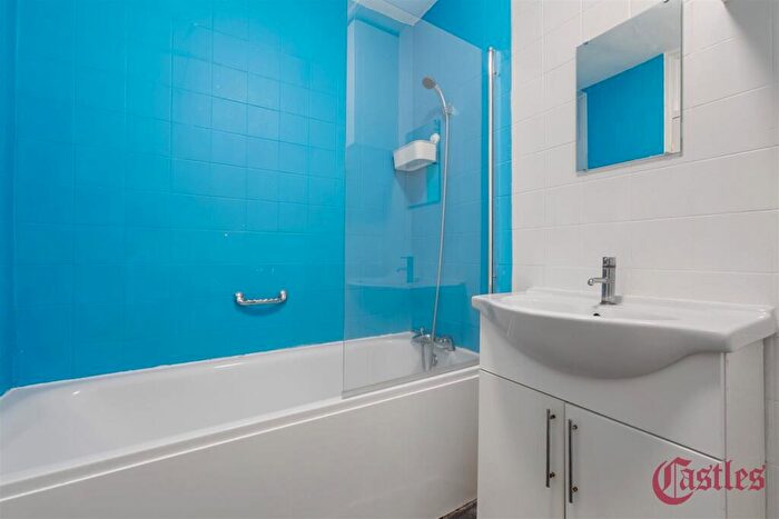 3 Bedroom Flat For Sale In Butfield House, Stevens Avenue, London, E9 - Photo 7