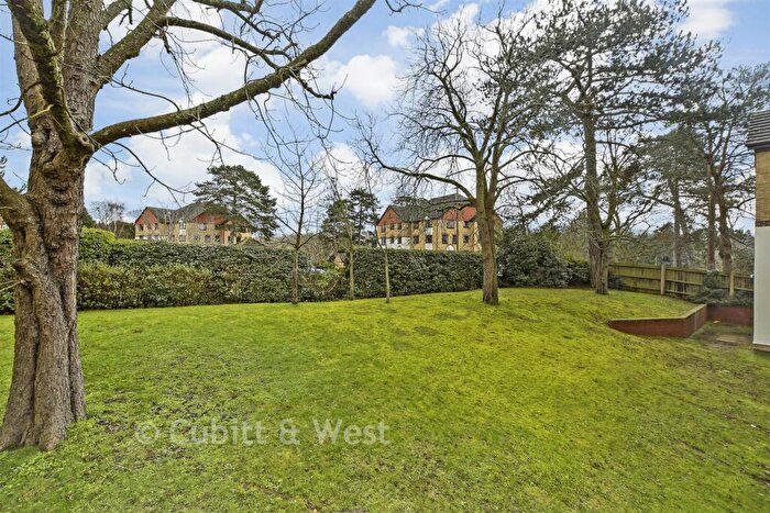 2 Bedroom Flat For Sale In St. Anne's Mount, Redhill, Surrey, RH1