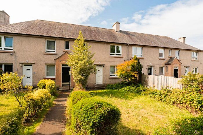 2 Bedroom Flat For Sale In / Loganlea Place, Edinburgh, EH7