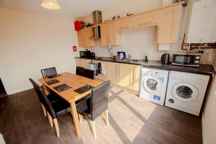 5 Bedroom House To Rent In Raddlebarn Road, Birmingham, B29