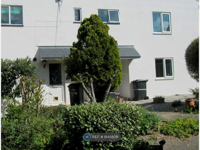 2 Bedroom Flat To Rent In Dairy Court, Crewkerne, TA18