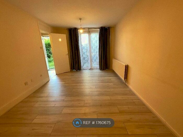 3 Bedroom Flat To Rent In Leander Road, Northolt, UB5