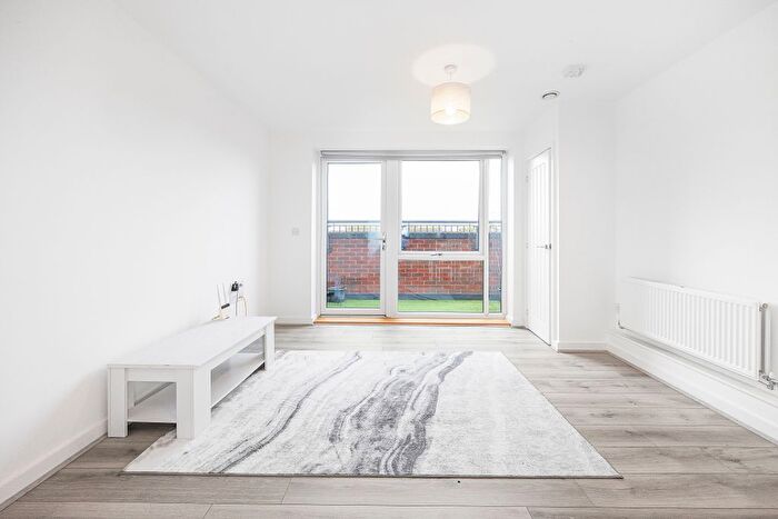 1 Bedroom Flat For Sale In Marine Crescent, Ilford, IG6