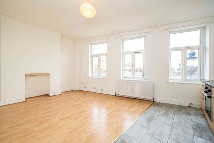 3 Bedroom Flat To Rent In York Street, Twickenham, TW1