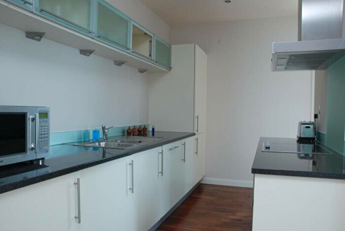 2 Bedroom Flat To Rent In Discovery Dock West, Canary Wharf, London, E14