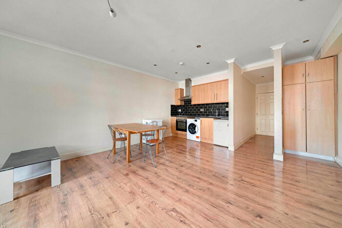 Studio To Rent In Barnett Street, Whitechapel, London, E1