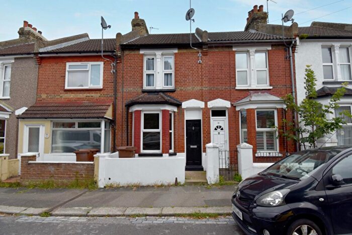 2 Bedroom Terraced House To Rent In Holcombe Road Rochester, ME1