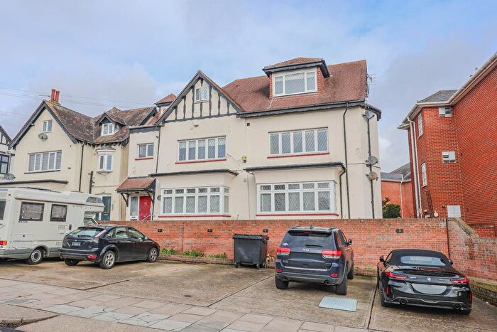 3 Bedroom Flat For Sale In Kings Road, Westcliff-On-Sea, SS0
