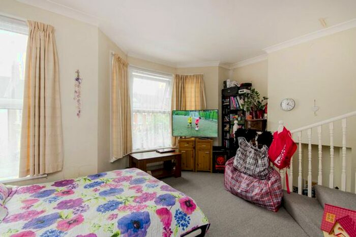 3 Bedroom Flat To Rent In Pathfield Road, Streatham Common, London, SW16