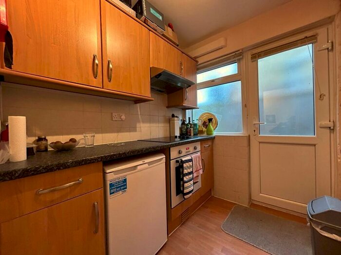 Flat To Rent In Cowley Road, Oxford, OX4