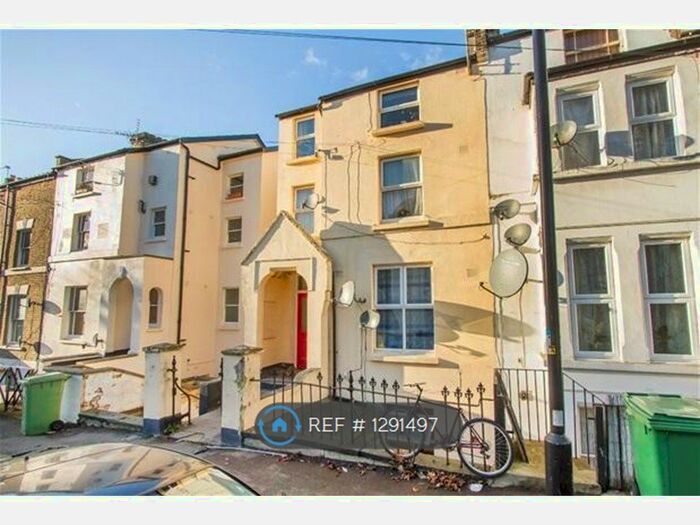 1 Bedroom Flat To Rent In Rye Hill Park, London SE15