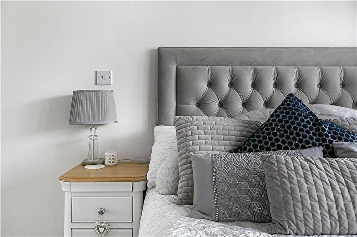 1 Bedroom Flat For Sale In Ferndale Road, Ashford, Surrey, TW15