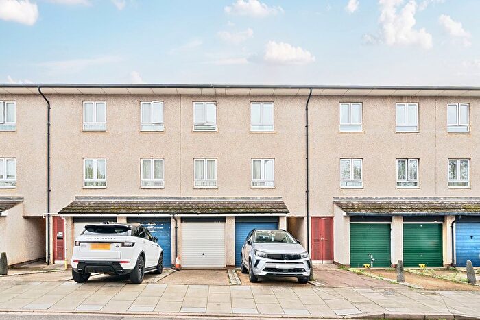 3 Bedroom Maisonette For Sale In Deepwood Lane, Greenford, UB6