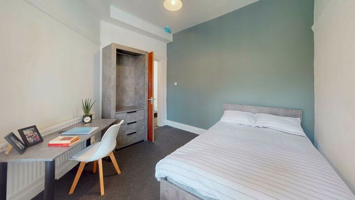 3 Bedroom Flat To Rent In St Michaels Cresent, LS6