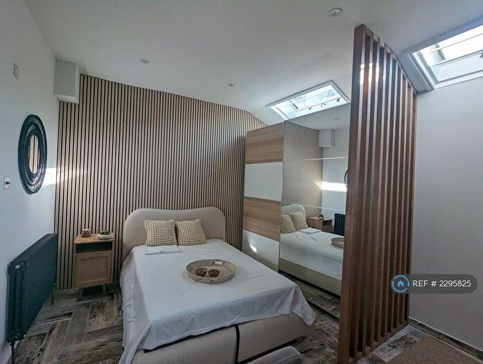 Studio To Rent In Kingsland Road, London, E2