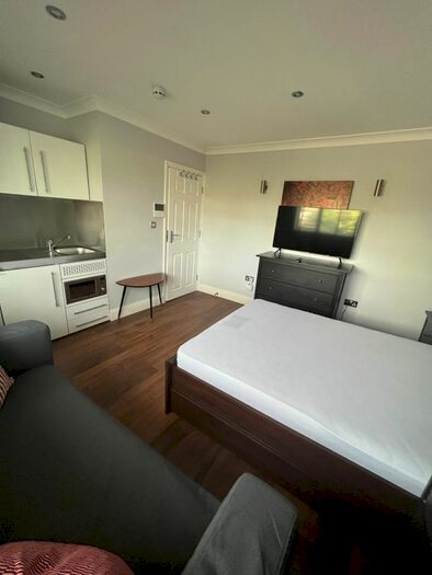 Studio To Rent In Icknield Drive, Gants Hill Ilford, IG2