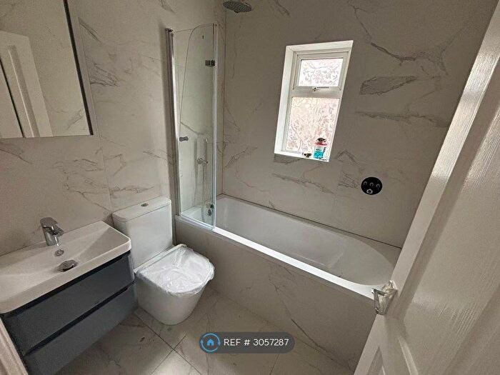 2 Bedroom Maisonette To Rent In Lodge Avenue, Romford, RM2