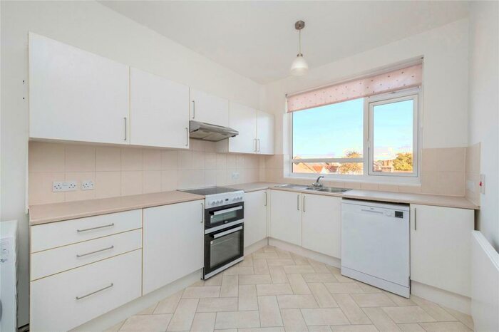 3 Bedroom Flat To Rent In Sheen Lane, East Sheen, London, SW14