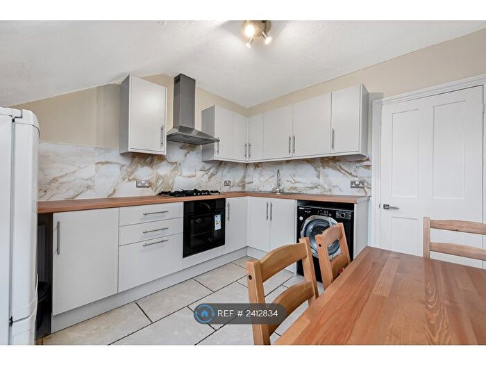 1 Bedroom Flat To Rent In Queens Road, Kingston Upon Thames, KT2