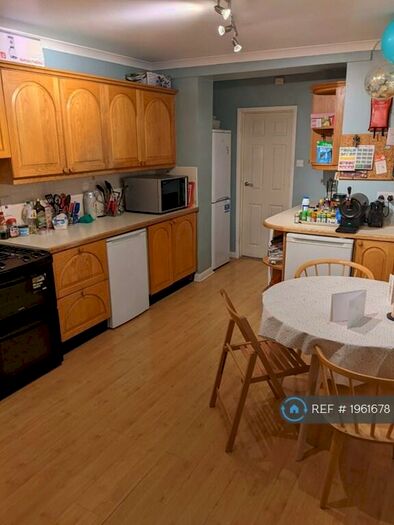 5 Bedroom Semi-Detached House To Rent In Ashenden Road, Guildford, GU2