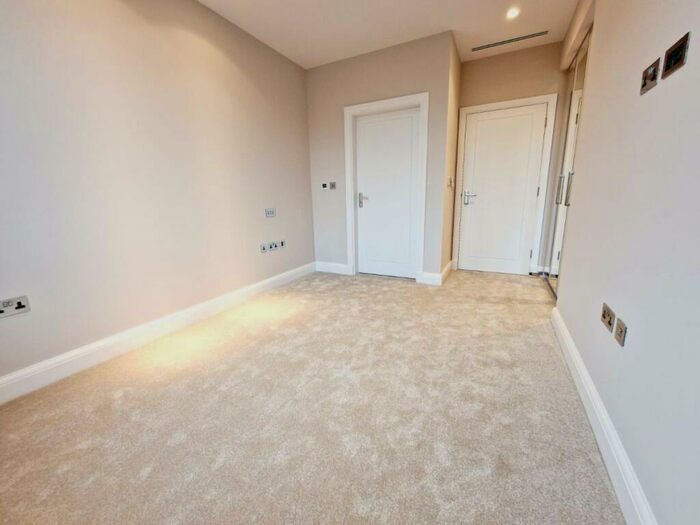 2 Bedroom Flat For Sale In Camlet Way, London, EN4