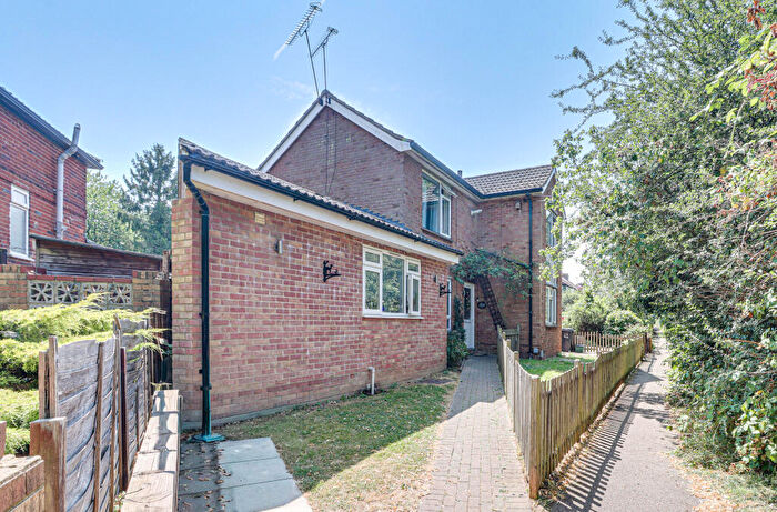 2 Bedroom Flat For Sale In Reynolds Crescent, Sandridge, St. Albans, AL4