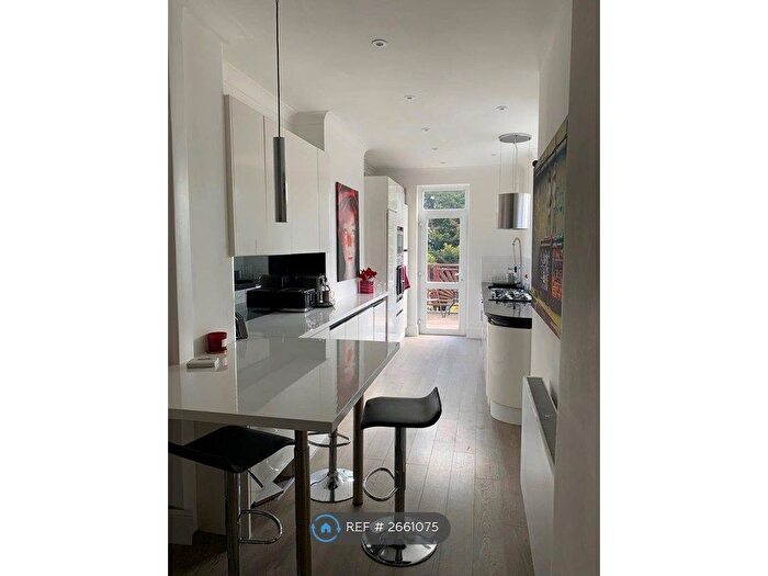 2 Bedroom Flat To Rent In Cranley Road, Westcliff-On-Sea, SS0