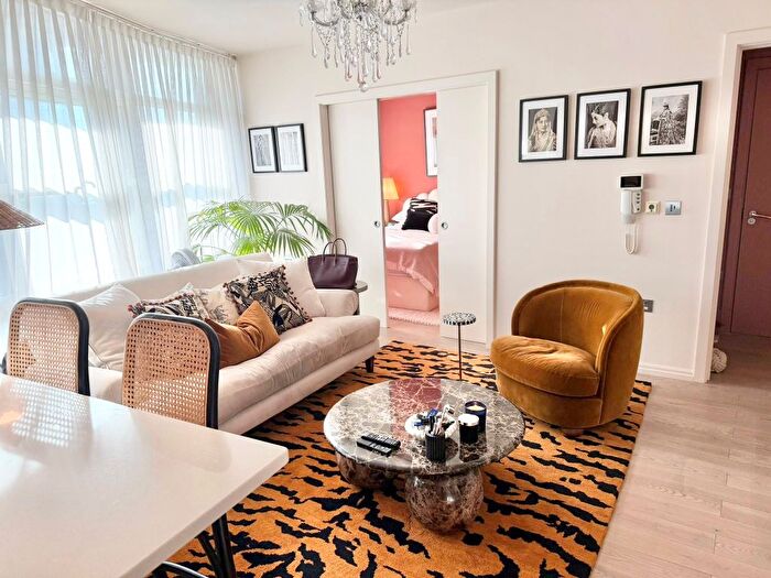 1 Bedroom Flat To Rent In Juniper Drive, London, SW18