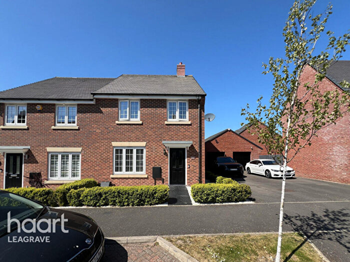 4 Bedroom Semi-Detached House For Sale In Aylesbury Drive, Dunstable, LU5