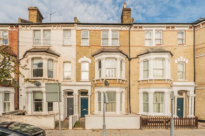 2 Bedroom Flat To Rent In Lavender Sweep, London, SW11